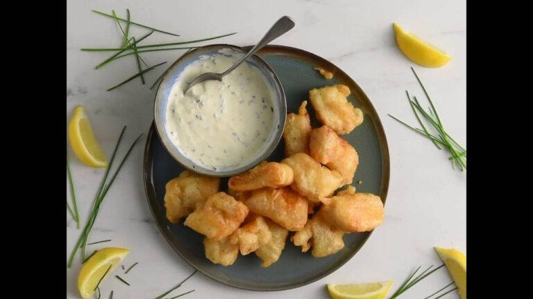 Kabeljauwbeignets in een korst van “Oud Beersel” met zure room en bieslook